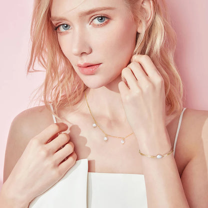 Nahaufnahme der barocken Süßwasserperle des Armband Giulietta - individuelle Note durch natürliche Form
