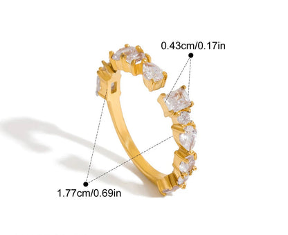 „Maßangaben des verstellbaren Zirkonia-Rings: Darstellung des Durchmessers von ca. 1,77 cm und der Steinbreite von ca. 0,43 cm.“