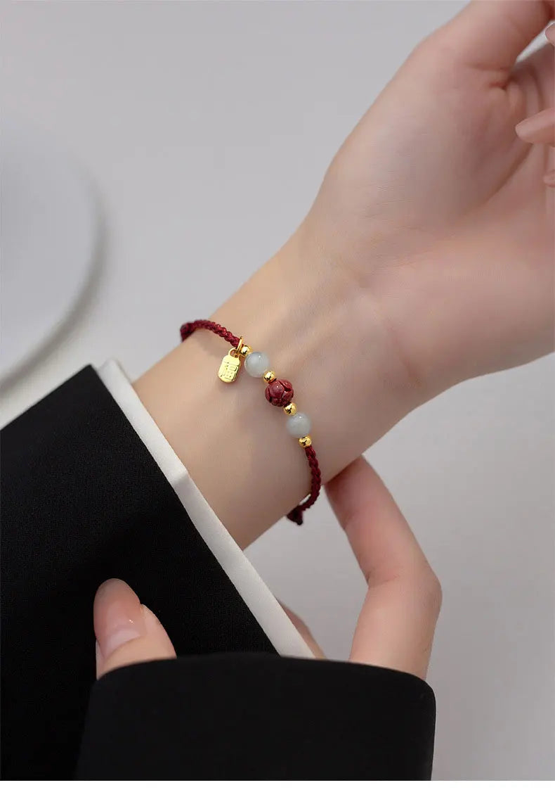 Frau trägt das elegante Armband Lucy aus 925 Silber am Handgelenk" "Armband Lucy 925 Silber - getragen von junger Frau