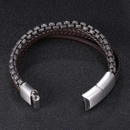 Das mehrlagige Leder- und Edelstahlarmband im geöffneten Zustand, um den zweiteiligen Steck-Magnetverschluss zu zeigen.