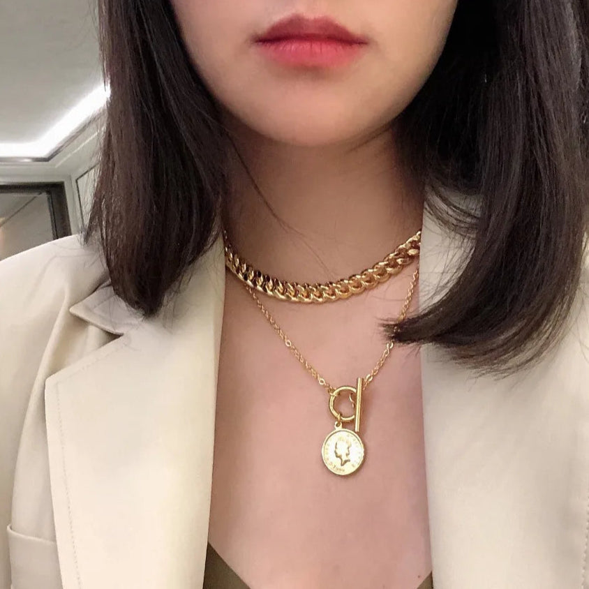 Kombination aus Münzkette und kurzem Collier getragen | Goldkette im Layering-Look | moderner Halsschmuck