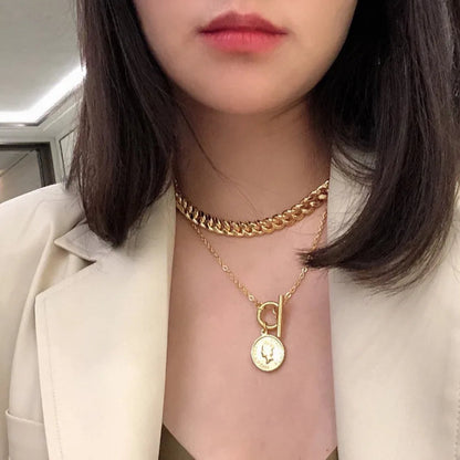 Kombination aus Münzkette und kurzem Collier getragen | Goldkette im Layering-Look | moderner Halsschmuck