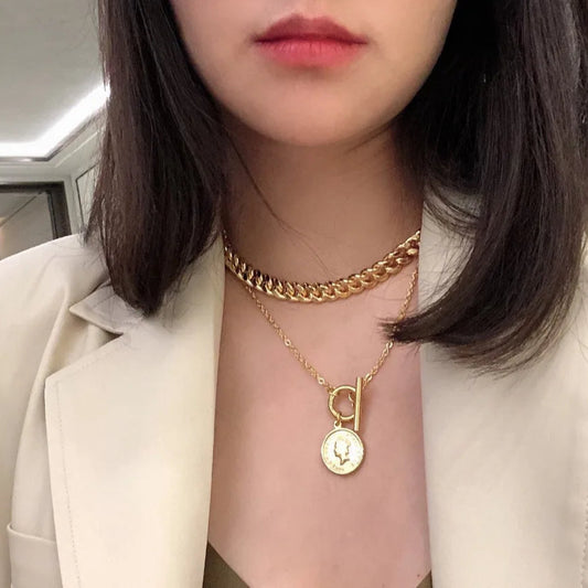 Kombination aus Münzkette und kurzem Collier getragen | Goldkette im Layering-Look | moderner Halsschmuck