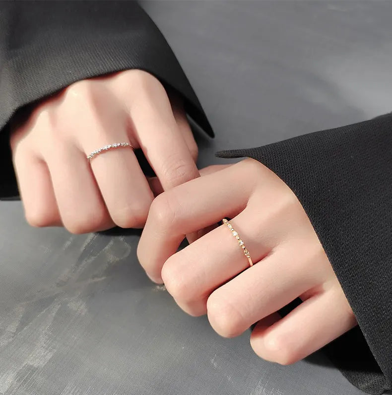 Minimalistischer Ring-Stacking-Look: Kombinierte zarte Zirkonia-Ringe an beiden Händen