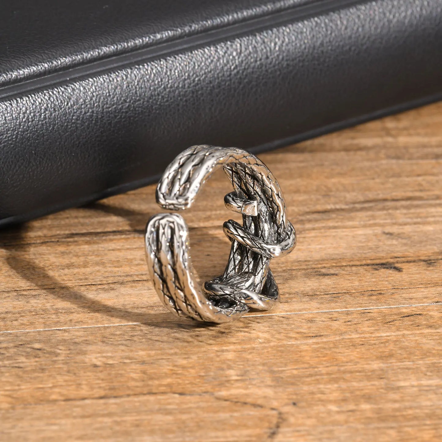 Freigestellte Ansicht des offenen Edelstahl-Rings im Tau-Design, um die Textur und das einstellbare Design zu zeigen.