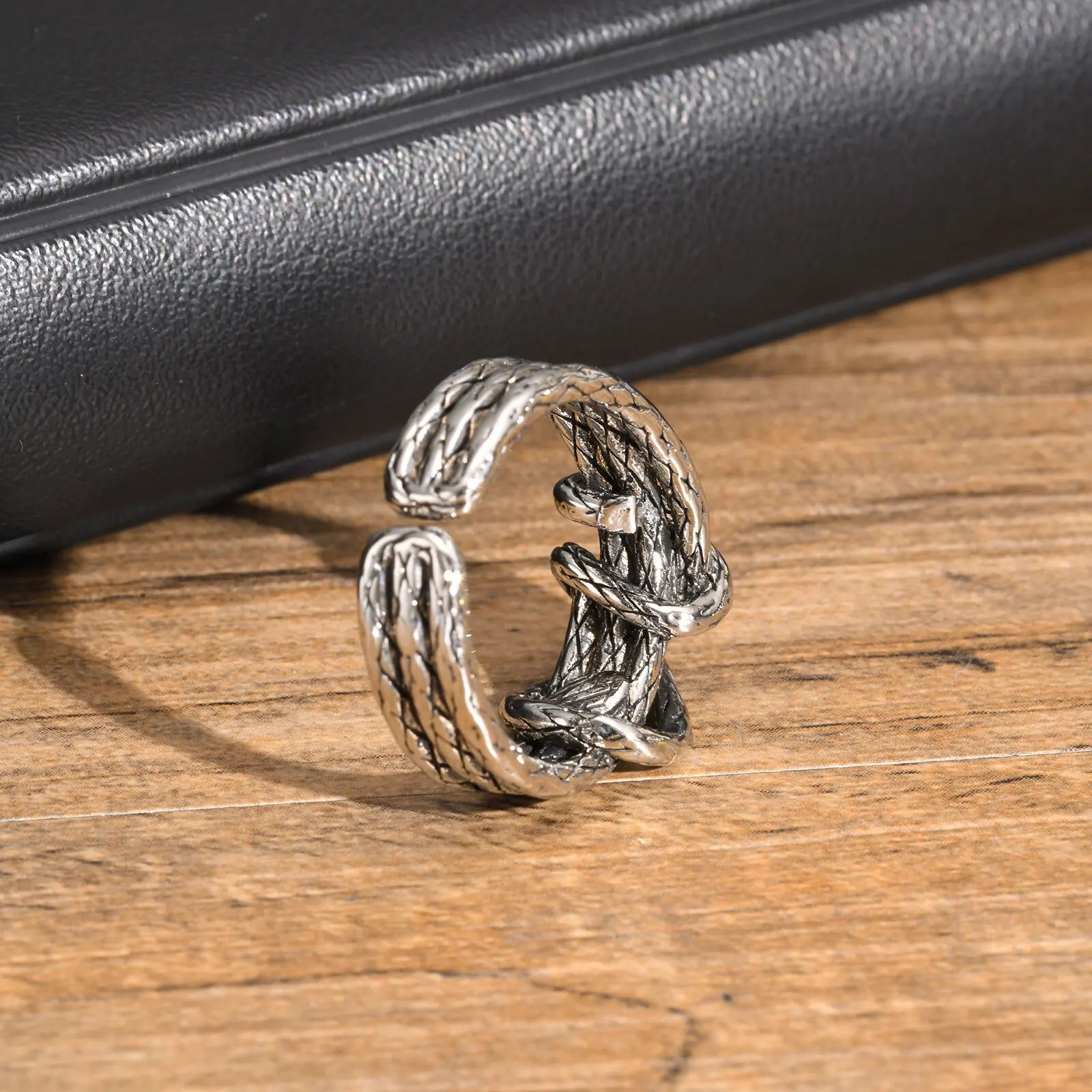 Freigestellte Ansicht des offenen Edelstahl-Rings im Tau-Design, um die Textur und das einstellbare Design zu zeigen.