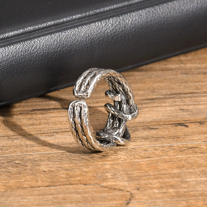 Freigestellte Ansicht des offenen Edelstahl-Rings im Tau-Design, um die Textur und das einstellbare Design zu zeigen.