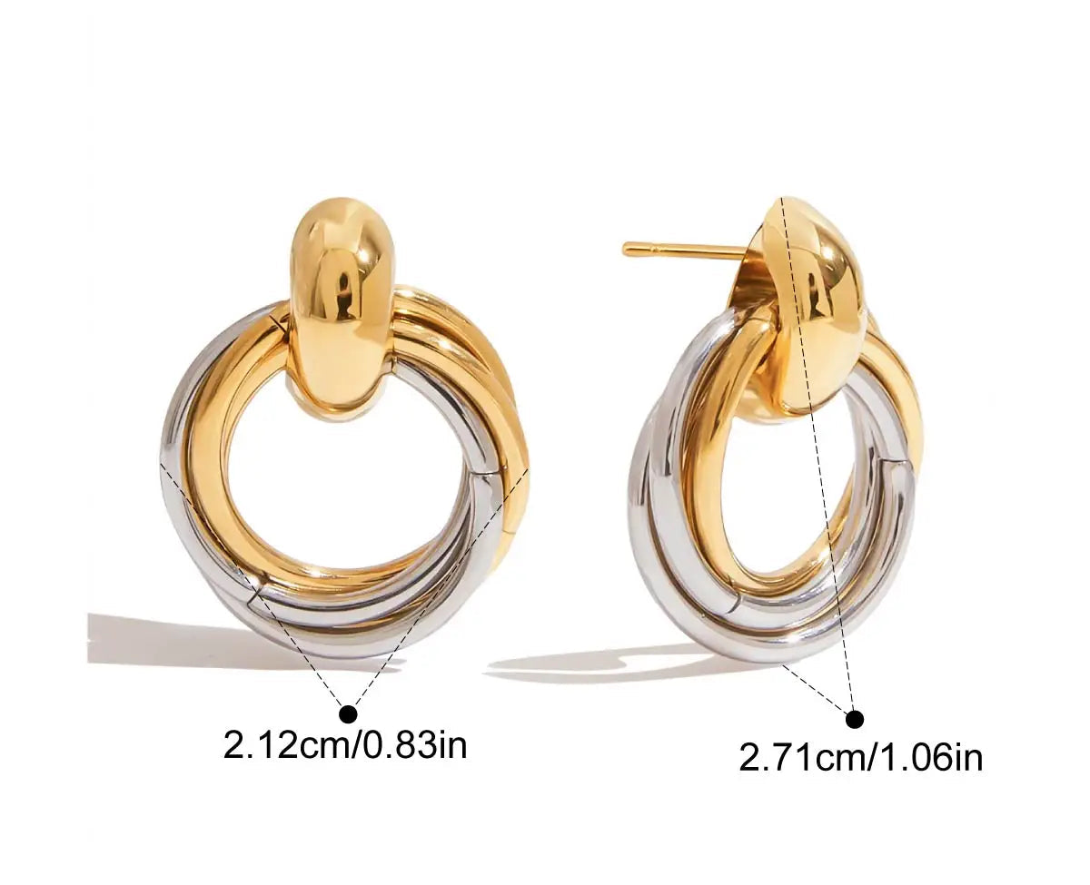 Eine grafische Darstellung von zwei Ohrringen mit verdrehten, ineinander verschlungenen Seilringen in Gold und Silber, mit den Maßen 2,1 cm und 2,7 cm.