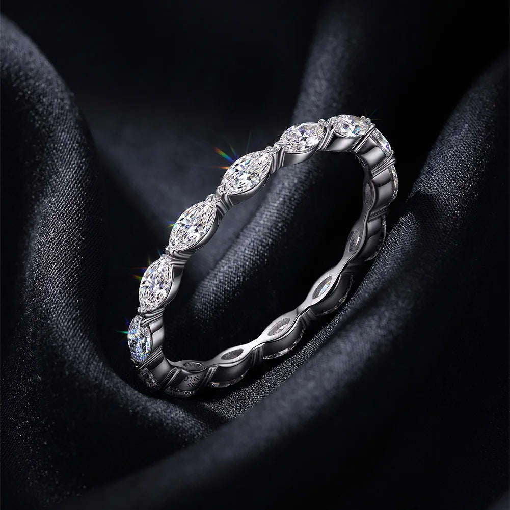 Funkelnder Zirkonia-Ewigkeitsring aus 925 Sterling Silber mit rundum gefassten Marquise-Steinen edel präsentiert auf schwarzem Stoff.