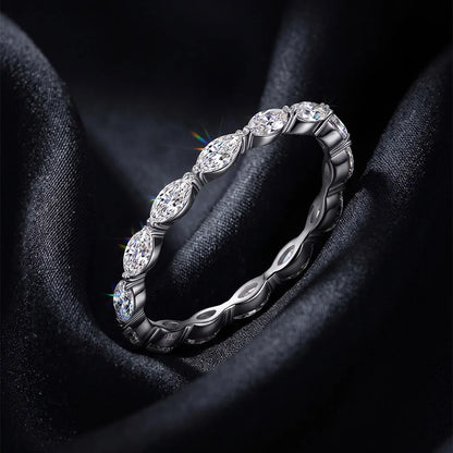 Funkelnder Zirkonia-Ewigkeitsring aus 925 Sterling Silber mit rundum gefassten Marquise-Steinen edel präsentiert auf schwarzem Stoff.