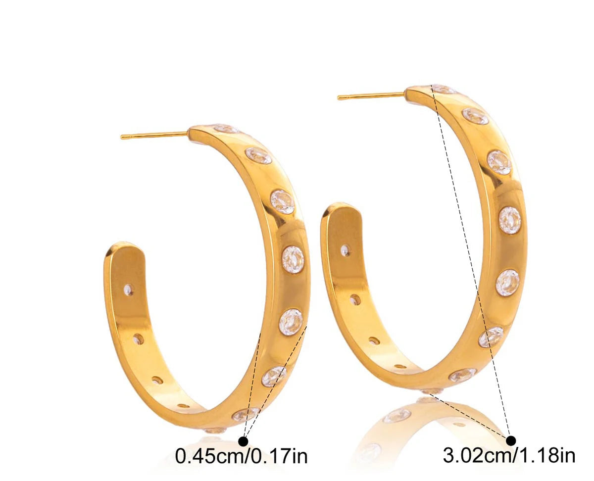 Produktgrafik der Zirkonia-Creolen mit exakten Maßen: Außendurchmesser 3,02 cm, Breite der Ohrringe 0,45 cm. Gewicht 7,6g, Material: Edelstahl, wasserfest und hypoallergen.