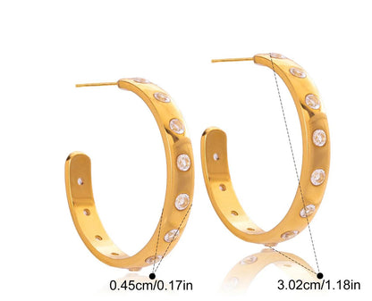 Produktgrafik der Zirkonia-Creolen mit exakten Maßen: Außendurchmesser 3,02 cm, Breite der Ohrringe 0,45 cm. Gewicht 7,6g, Material: Edelstahl, wasserfest und hypoallergen.