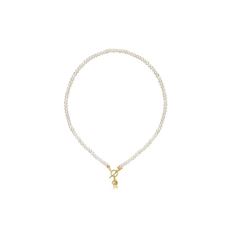 Feine Perlenkette mit goldenem Front-Verschluss und kleinem Kugel-Anhänger, hochwertiges Design aus Naturperlen und 18 Karat Gold-Finish.