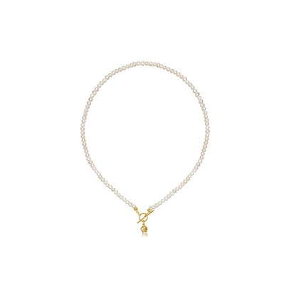 Feine Perlenkette mit goldenem Front-Verschluss und kleinem Kugel-Anhänger, hochwertiges Design aus Naturperlen und 18 Karat Gold-Finish.