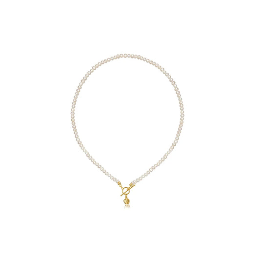 Feine Perlenkette mit goldenem Front-Verschluss und kleinem Kugel-Anhänger, hochwertiges Design aus Naturperlen und 18 Karat Gold-Finish.