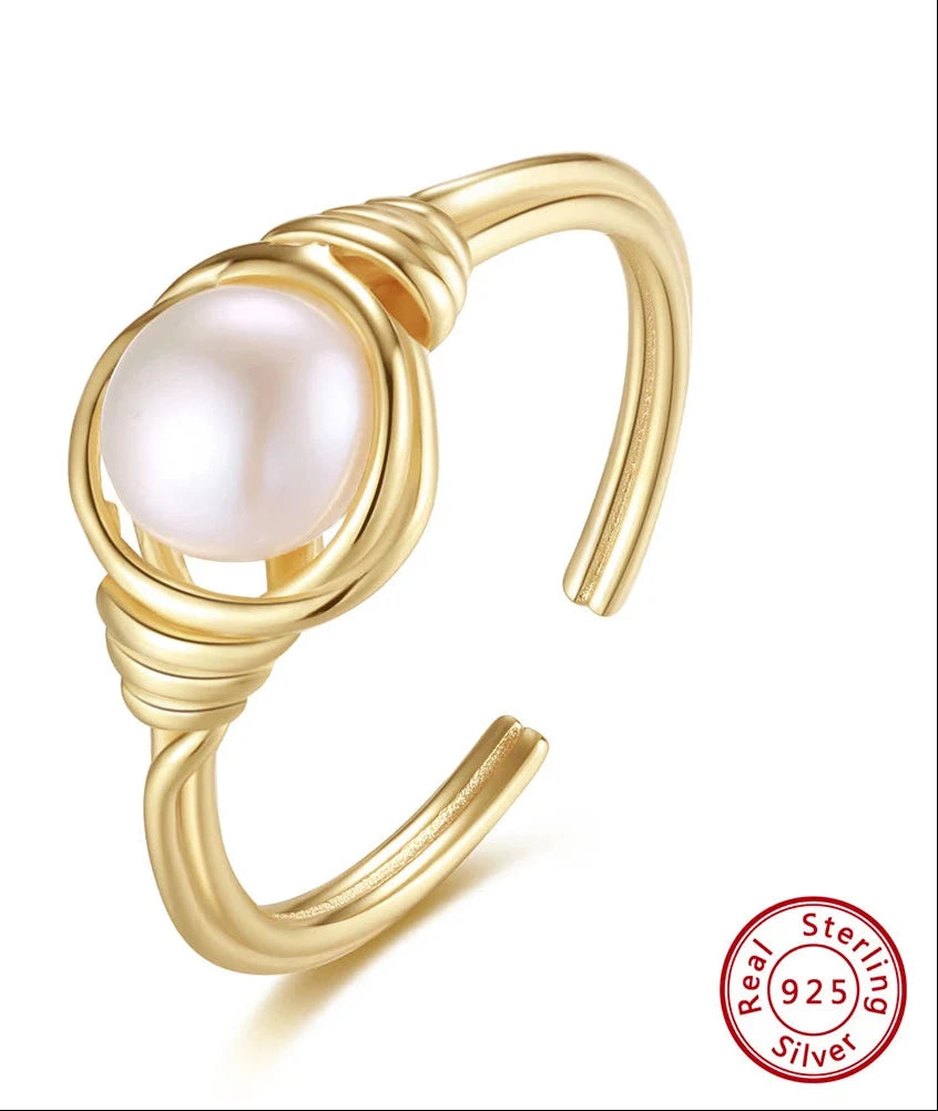 Verstellbarer Ring aus 925er Silber mit 14K Vergoldung und zentral gefasster Süßwasserperle mit eleganter Drahtumwicklung.