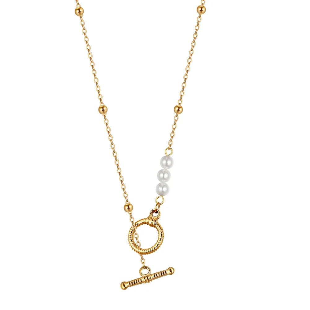 18K vergoldete Edelstahl-Halskette mit kleinen Perlen und elegantem T-Bar-Verschluss.