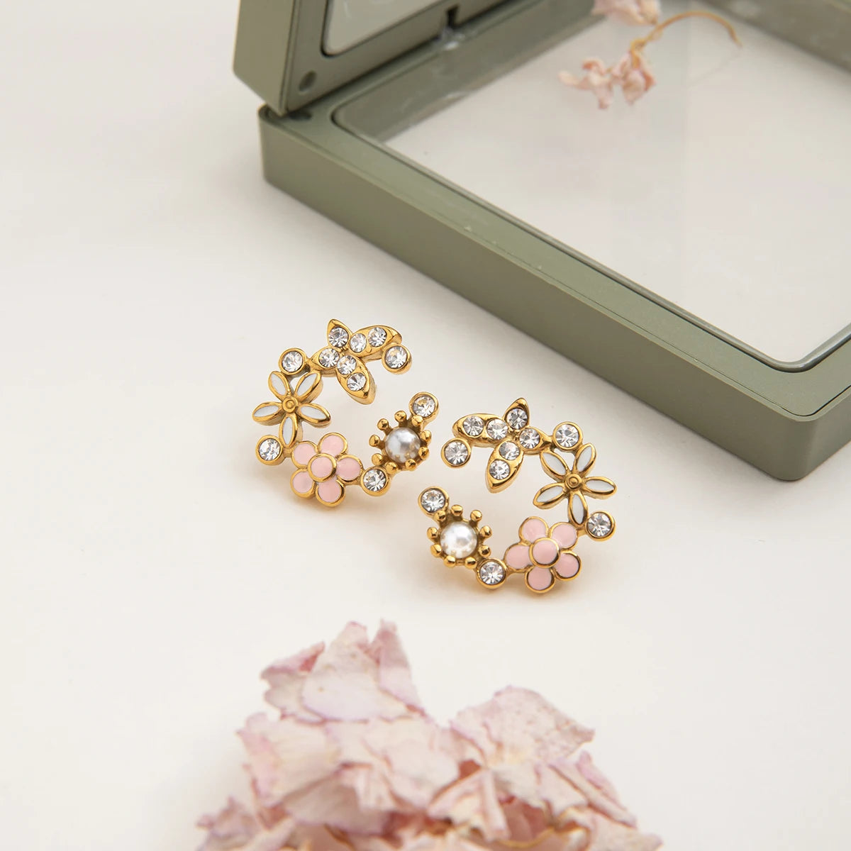 Glänzende goldene Blumen-Ohrstecker an Ohr getragen | PVD 18K vergoldete Edelstahl-Ohrringe