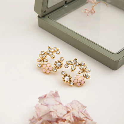 Glänzende goldene Blumen-Ohrstecker an Ohr getragen | PVD 18K vergoldete Edelstahl-Ohrringe