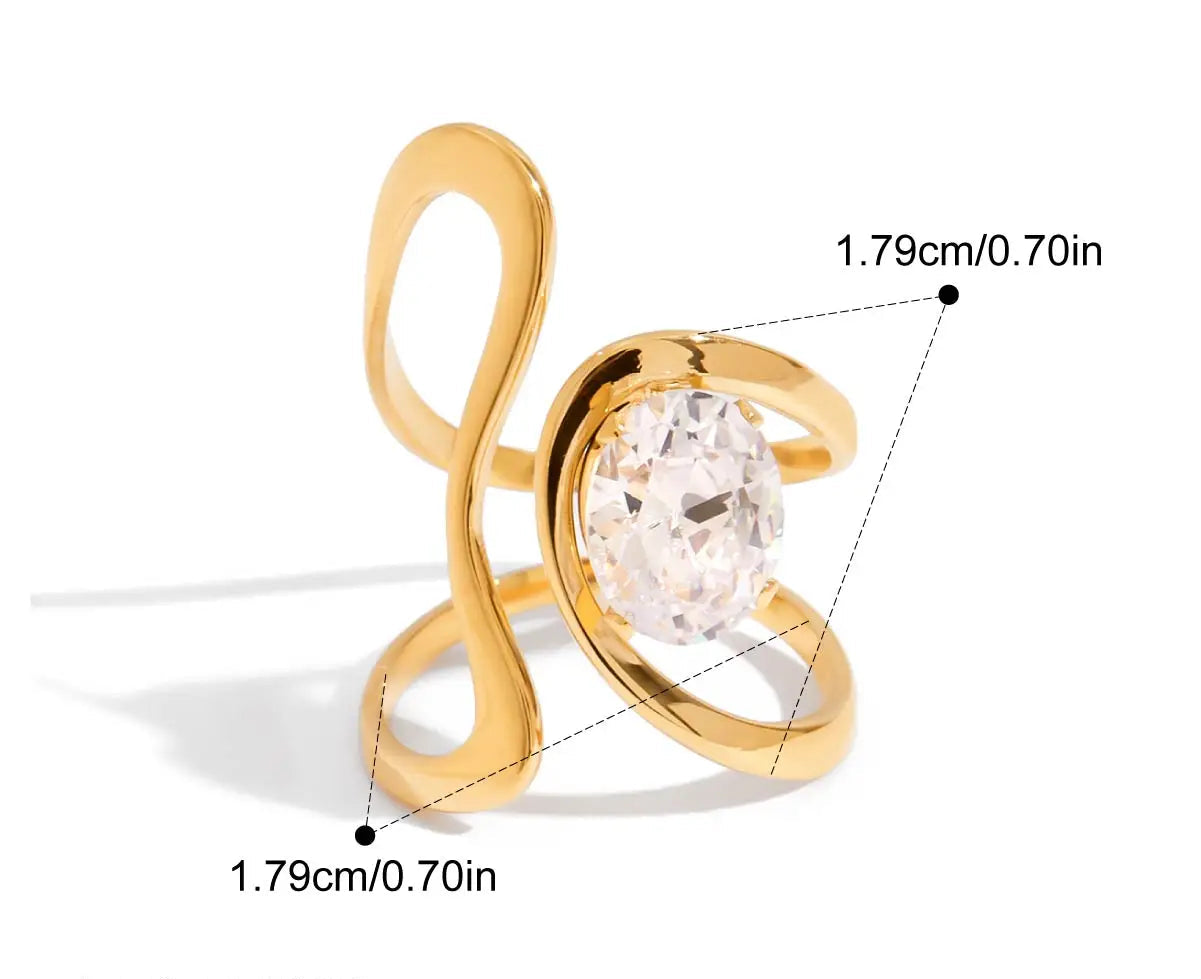  Grafische Darstellung eines goldenen Rings mit 18K PVD-Vergoldung. Er hat eine spiralförmige Form, die sich um den Finger wickelt und ist mit einem großen, klaren Zirkonia Stein besetzt. Die Maße sind ebenfalls angegeben mit einem Innendurchmesser von 1,8 cm und einer Breite von 1,8 cm.