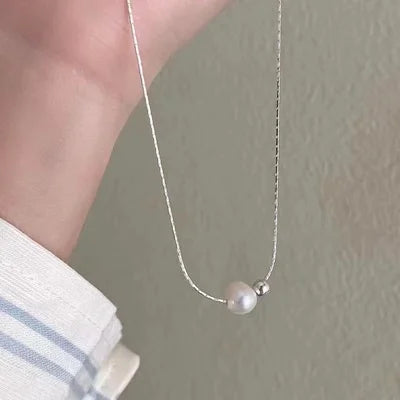 Stillleben der Perlenschmuck-Kette | Nahaufnahme einer filigranen Halskette mit Perle und Karabinerverschluss