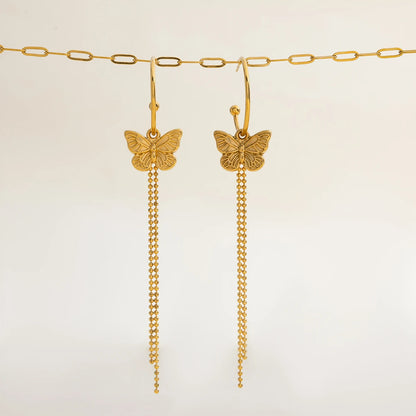 Ein Paar lange Schmetterling-Ohrringe aus 18K vergoldetem Edelstahl mit filigranen, hängenden Ketten-Fransen.