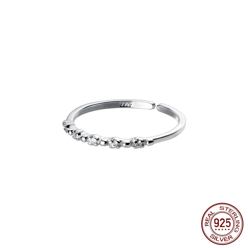 Freigestellter 925 Silberring im minimalistischen Design mit eingefassten Zirkoniasteinen