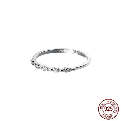 Freigestellter 925 Silberring im minimalistischen Design mit eingefassten Zirkoniasteinen