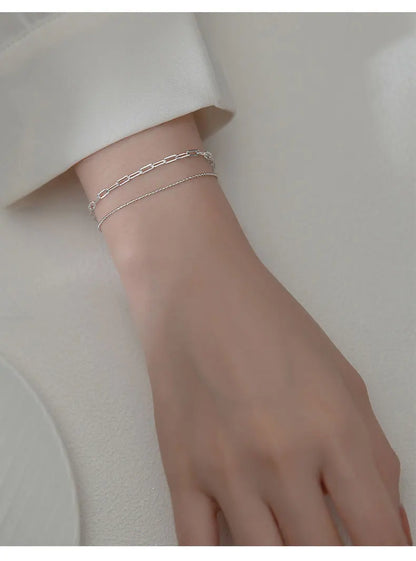 Dezente Trageansicht des mehrreihigen Platin-Silber-Armbands im feinen Stacking-Look am Handgelenk