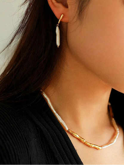 Elegantes Schmuckset bestehend aus Halskette, Armband und Ohrhängern, gefertigt aus unregelmäßigen Barockperlen und 18K vergoldeten Messing-Elementen.