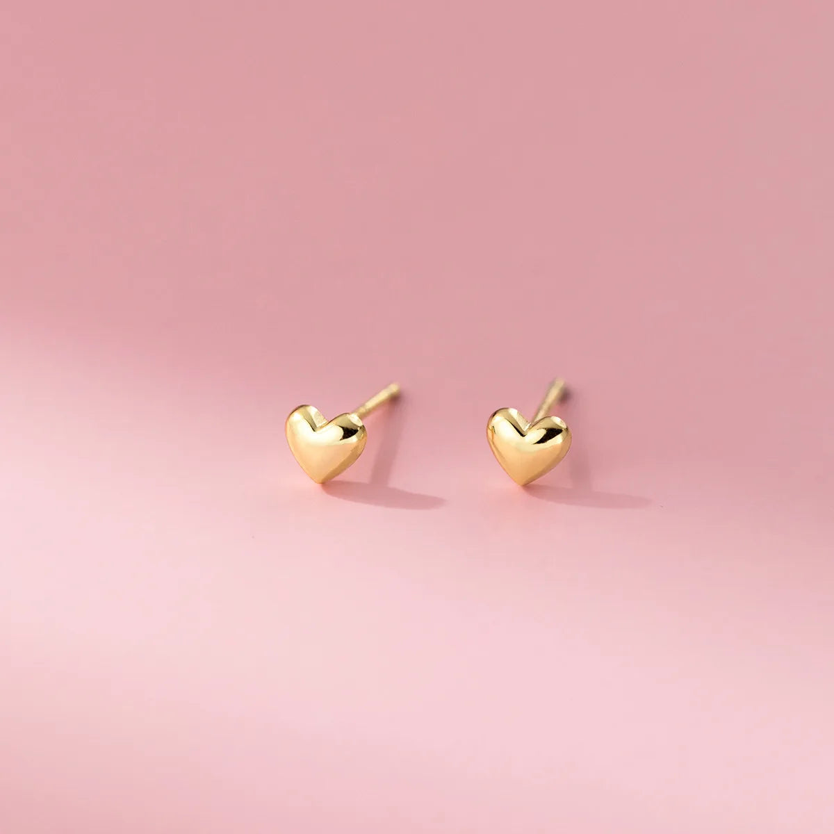 Kleine Herz-Ohrstecker aus 925 Sterling Silber mit edler 18 Karat Gelbgold-Vergoldung.
