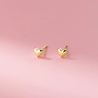 Kleine Herz-Ohrstecker aus 925 Sterling Silber mit edler 18 Karat Gelbgold-Vergoldung.