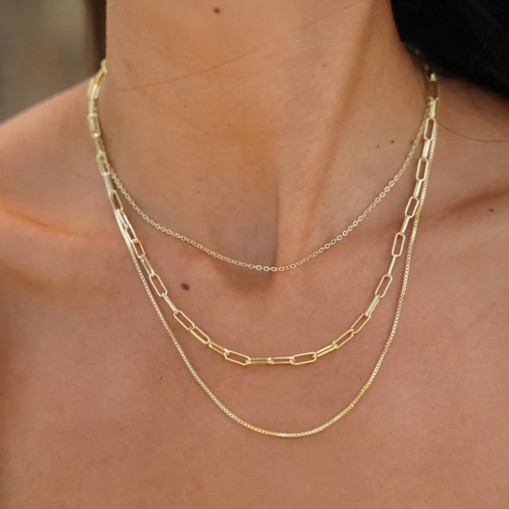 Mehrlagiges Collier aus 18K vergoldetem Edelstahl getragen | dreifache Kette für Damen | Halsschmuck im Layering-Stil
