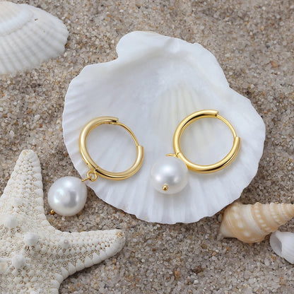 Ohrringe: Goldene Creolen mit weißer Süßwasserperle, dekoriert mit Muscheln, Seestern und Sand (Strand-Look).