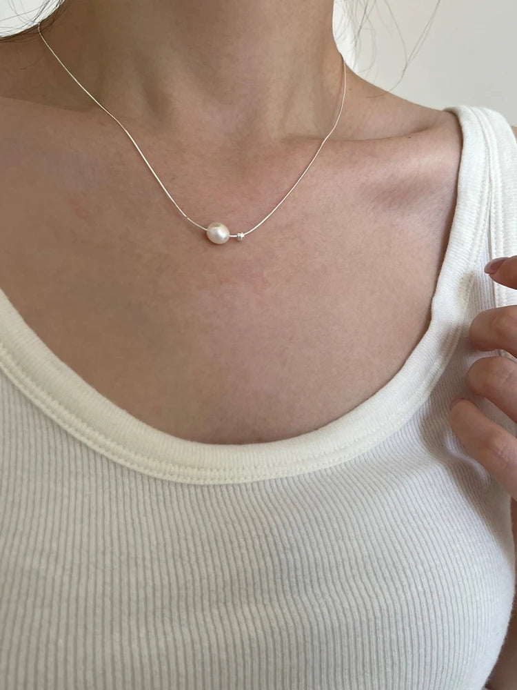 Perlenkette schlicht getragen | dezenter Halsschmuck Alltag | Damen Schmuck mit kleinen Perlen