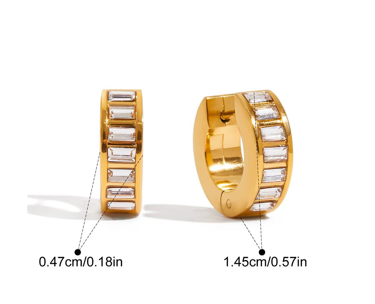 Technisches Produktfoto des 18K goldvergoldeten Edelstahl-Klappcreolen-Paares mit Zirkonia-Besatz, das die Creolenbreite (0,47 cm) und den Außendurchmesser (1,45 cm) in cm und Zoll angibt.