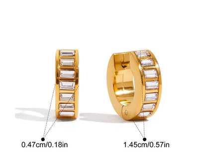 Technisches Produktfoto des 18K goldvergoldeten Edelstahl-Klappcreolen-Paares mit Zirkonia-Besatz, das die Creolenbreite (0,47 cm) und den Außendurchmesser (1,45 cm) in cm und Zoll angibt.