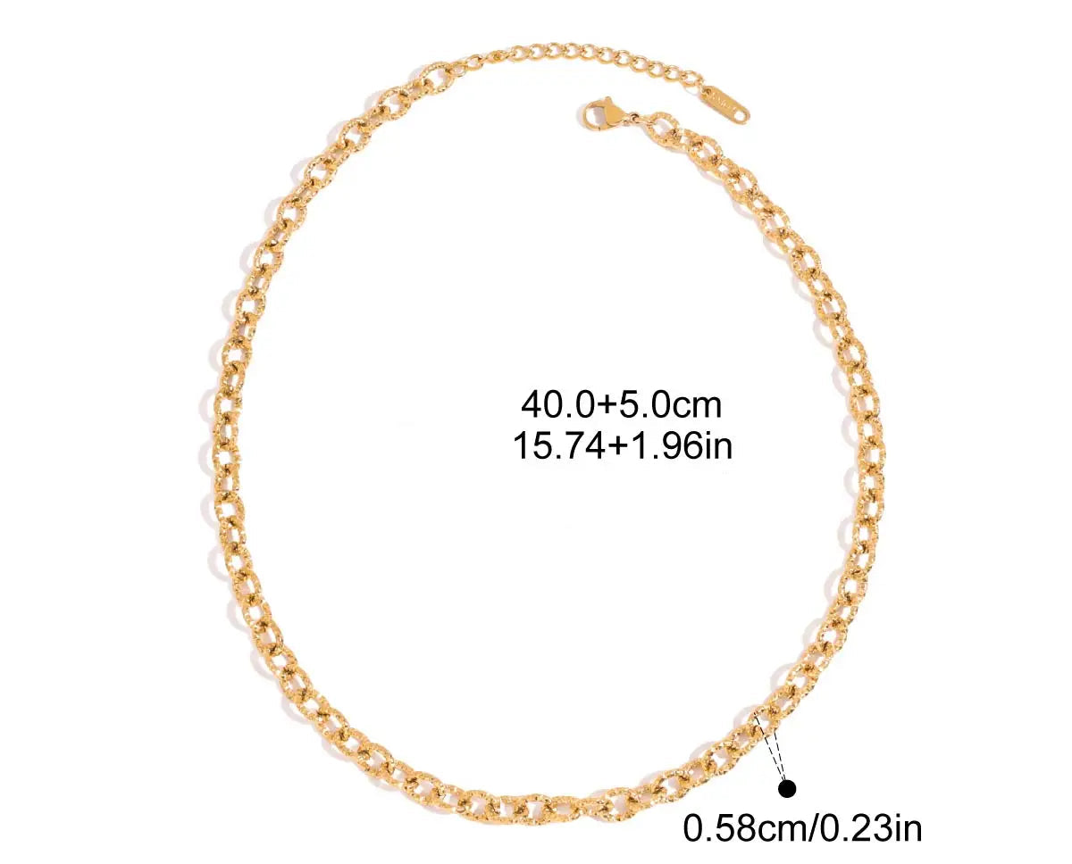 Produktgrafik einer groben, 18K vergoldeten Edelstahl-Gliederkette mit Maßen: Länge 40 plus 5 cm Verlängerung, Breite der Glieder 0,58 cm.