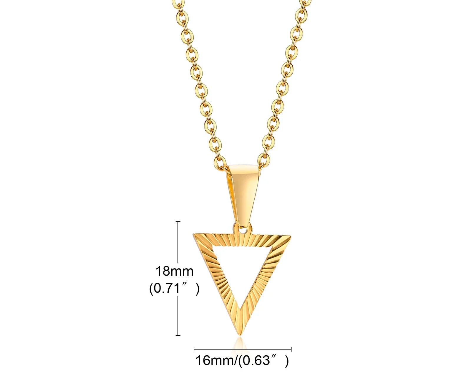 Goldfarbene Edelstahl-Halskette mit einem dreieckigen, hohlen Anhänger, der ein strukturiertes Muster zeigt. Die Maße sind angegeben: 19mm (0.71") in der Höhe und 18mm (0.63") in der Breite.