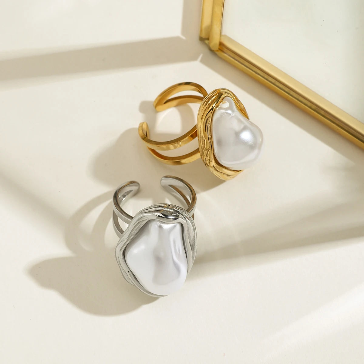 Silberfarbener und goldfarbener Perlenring auf hellem Untergrund | Bicolor-Ring aus Edelstahl