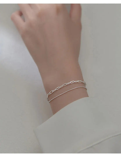 Nahaufnahme des zarten zweireihigen Armbands aus platinierte 925 Echtsilber im Alltagsszenario