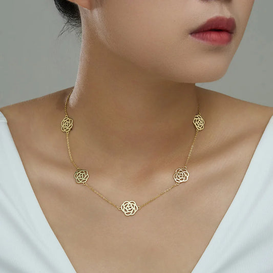 Nahaufnahme einer Frau, die die filigrane Kette in der vergoldeten Ausführung (14K Gold über 925er Sterling Silber) trägt.