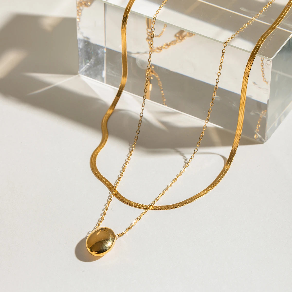 Doppelte Kette aus PVD 18K vergoldetem Edelstahl mit Schlangenkette und glattem goldenen Anhänger | moderner Schmuck