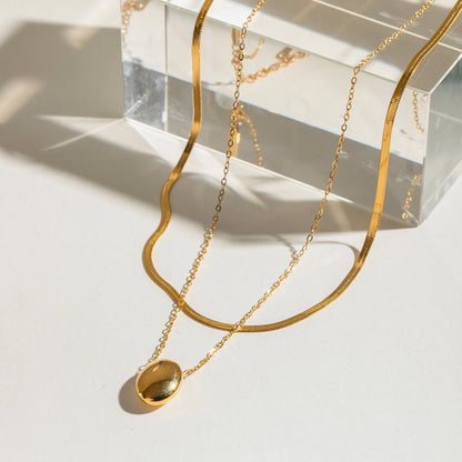 Doppelte Kette aus PVD 18K vergoldetem Edelstahl mit Schlangenkette und glattem goldenen Anhänger | moderner Schmuck