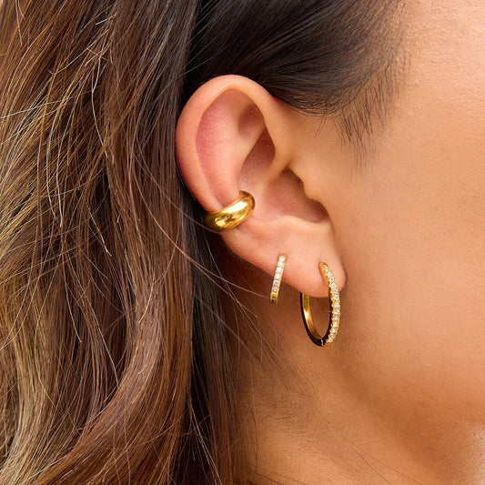 Mehrfach-Ohrring-Set in Gold getragen: Creolen und Earcuff | PVD 18K vergoldete Edelstahl-Ohrringe für Damen