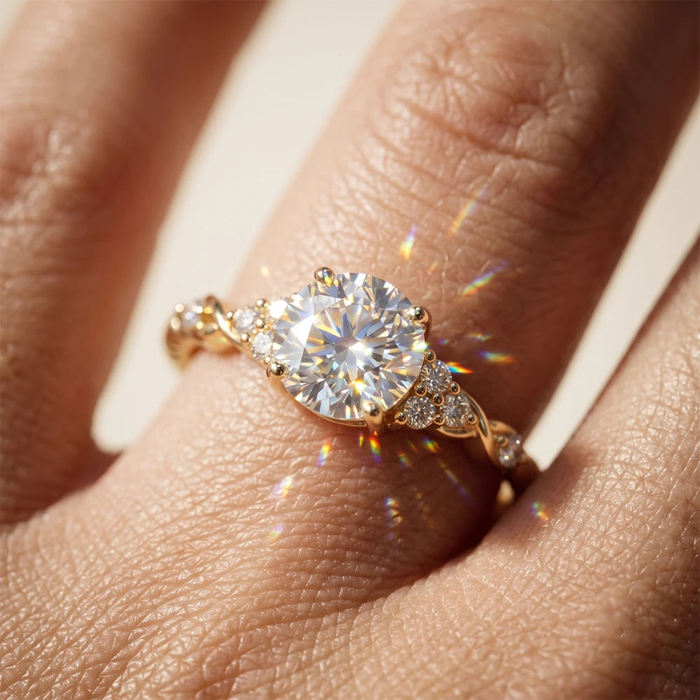 Nahaufnahme am Finger: Eleganter Verlobungsring aus 14K vergoldetem 925 Silber mit großem Zirkonia-Solitärstein, seitlichem Steinbesatz und gedrehter Ringschiene im Sonnenlicht