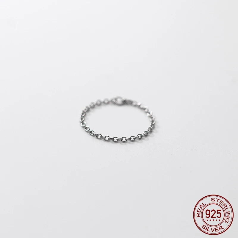 Schlichte Produktfotografie des platinierten 925er Sterling Silber-Kettenrings auf weißem Untergrund.