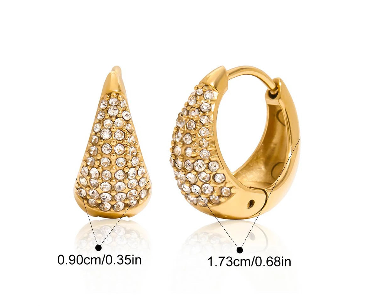 Paar kegelförmige Creolen aus 18K vergoldetem Edelstahl mit Zirkonia-Steinen, in einer anderen Perspektive mit Maßen von 0,90 cm x 1,73 cm.