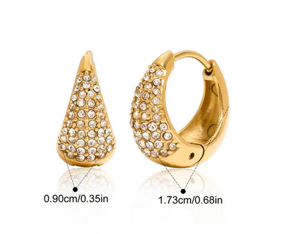 Paar kegelförmige Creolen aus 18K vergoldetem Edelstahl mit Zirkonia-Steinen, in einer anderen Perspektive mit Maßen von 0,90 cm x 1,73 cm.
