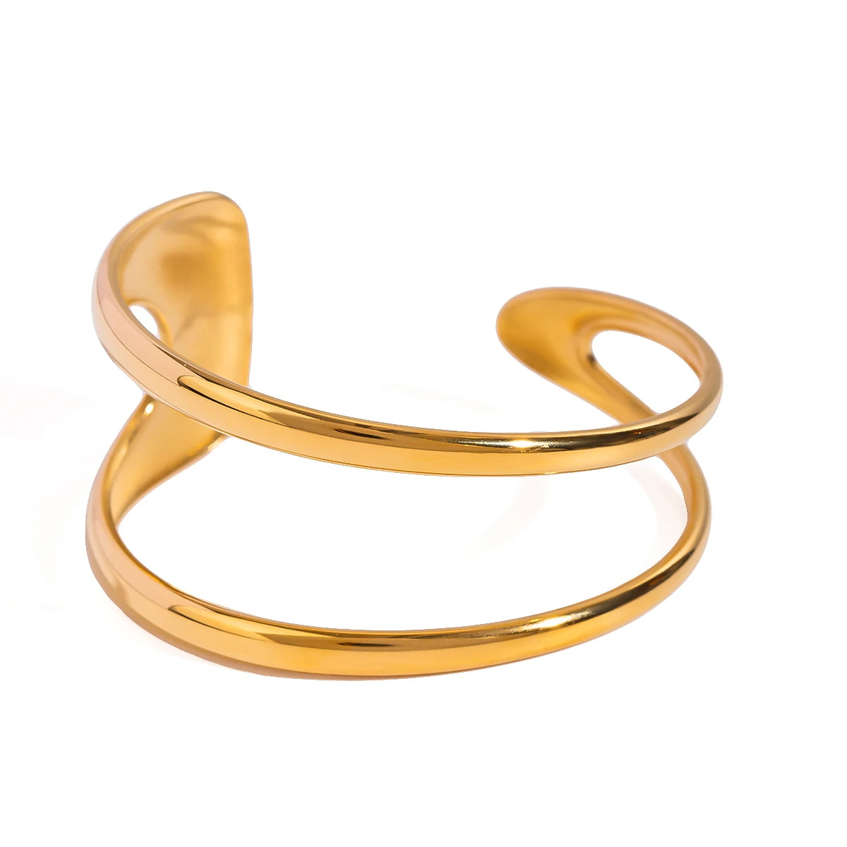 Minimalistischer, offener Armreif aus 18K vergoldetem Edelstahl im geschwungenen, doppelreihigen Design auf weißem Grund.